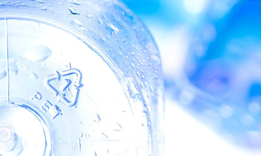 È sicuro riutilizzare le bottiglie di plastica in PET?